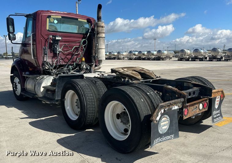 image for item DH1835 2011 International TranStar 8600  semi truck