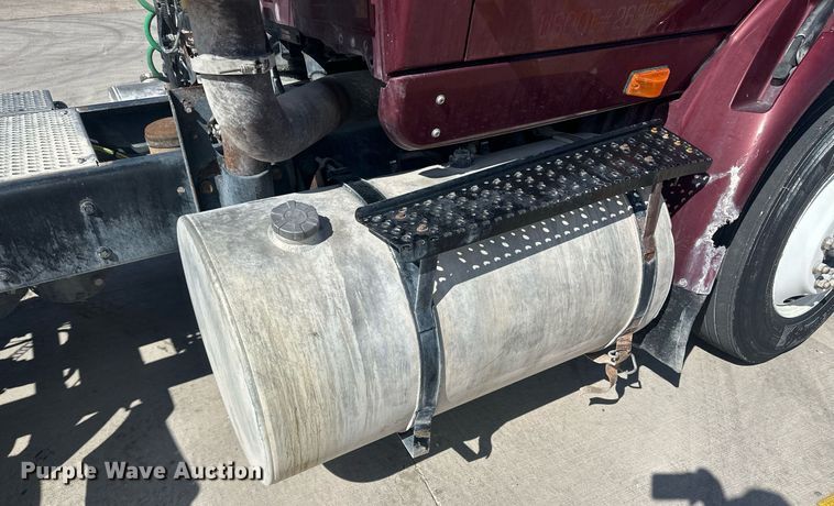 image for item DH1835 2011 International TranStar 8600  semi truck