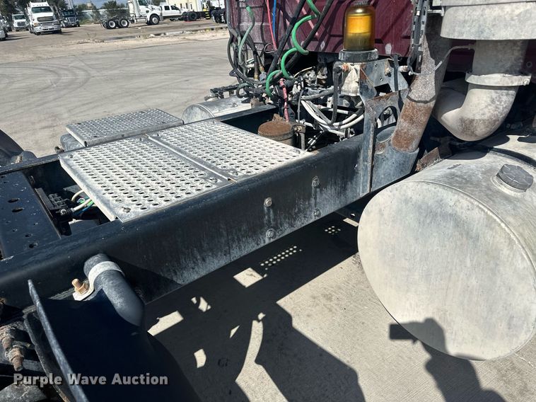 image for item DH1835 2011 International TranStar 8600  semi truck