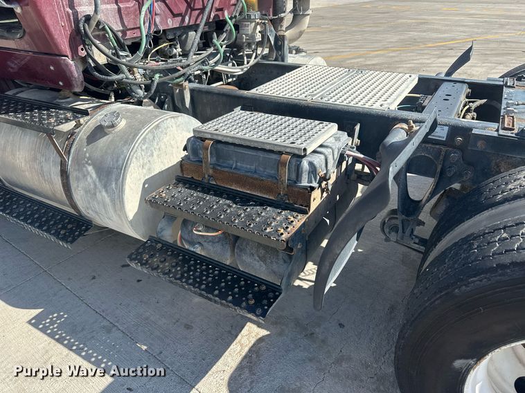 image for item DH1835 2011 International TranStar 8600  semi truck