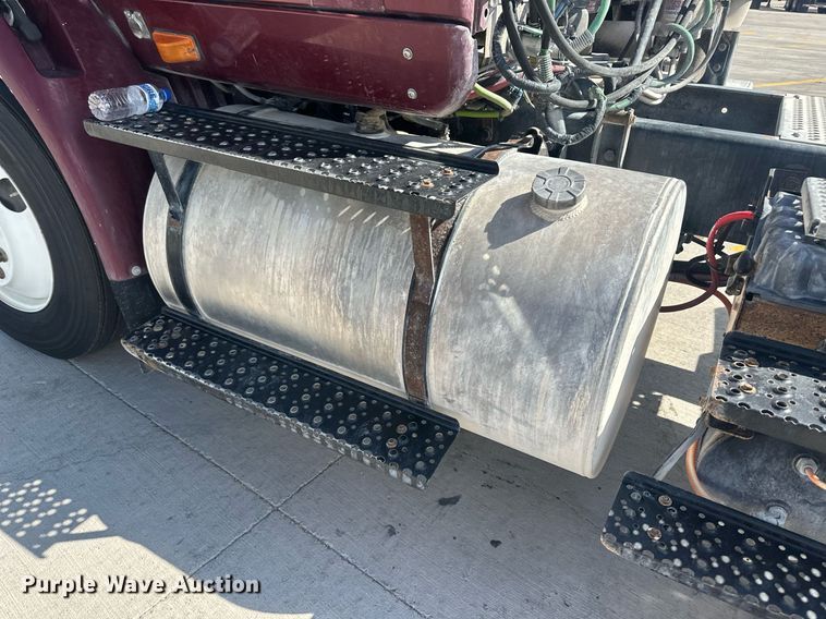 image for item DH1835 2011 International TranStar 8600  semi truck