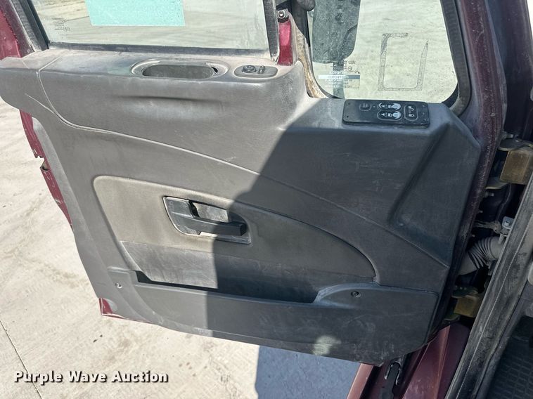 image for item DH1835 2011 International TranStar 8600  semi truck