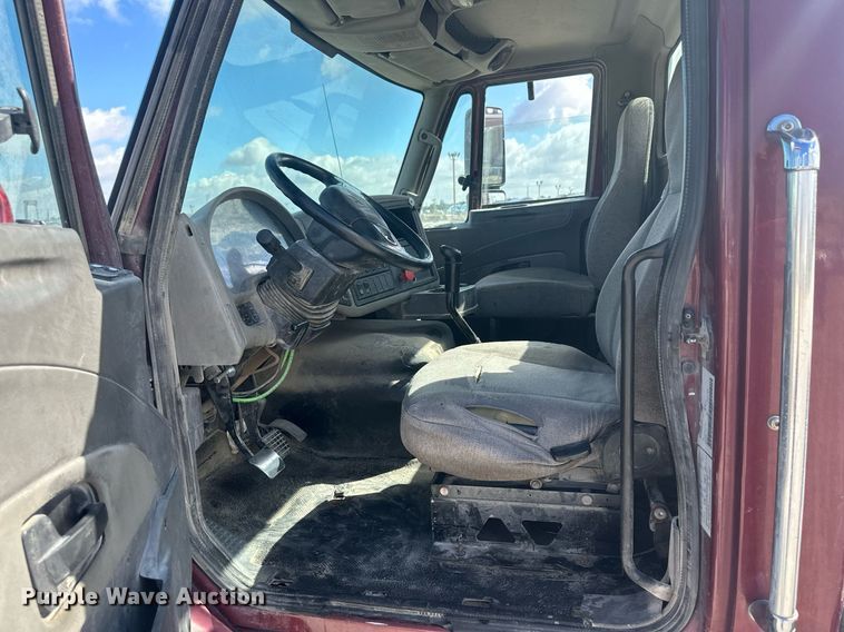 image for item DH1835 2011 International TranStar 8600  semi truck