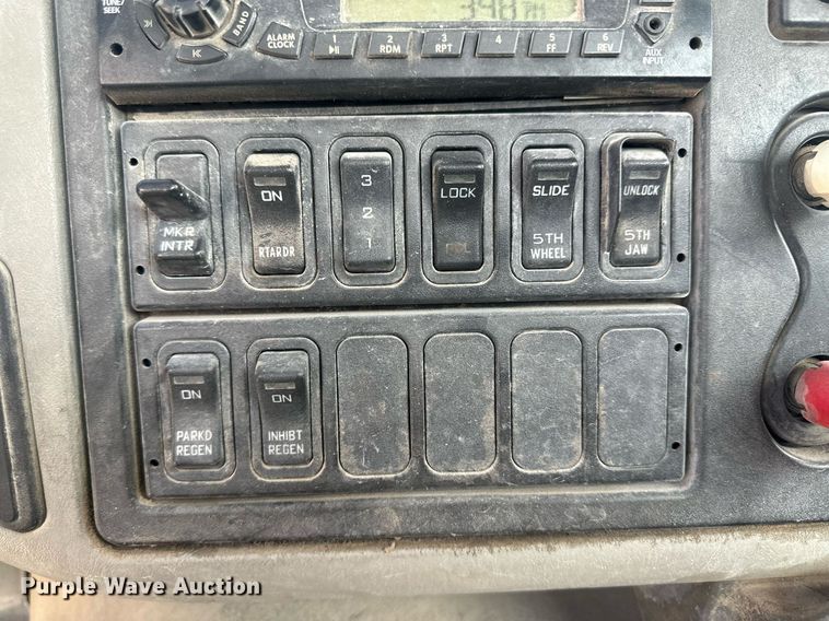 image for item DH1835 2011 International TranStar 8600  semi truck