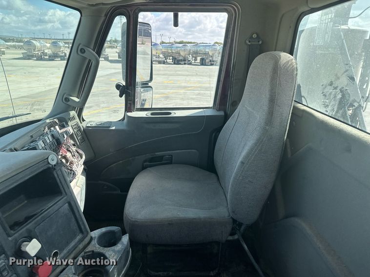 image for item DH1835 2011 International TranStar 8600  semi truck