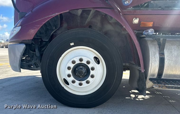 image for item DH1835 2011 International TranStar 8600  semi truck