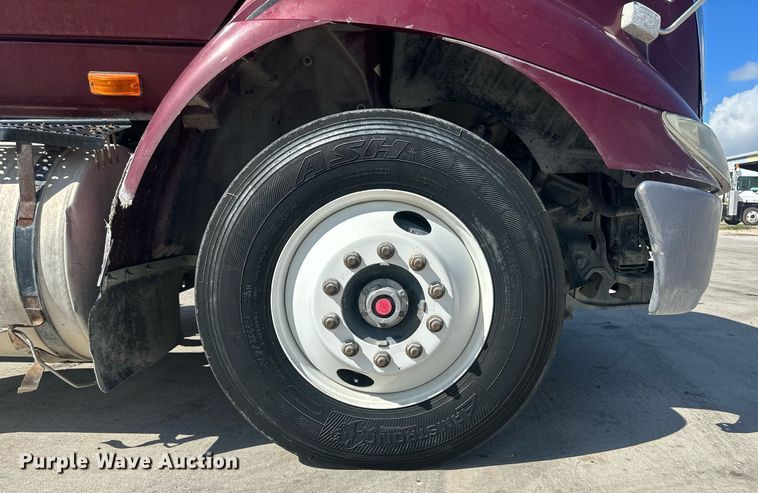 image for item DH1835 2011 International TranStar 8600  semi truck