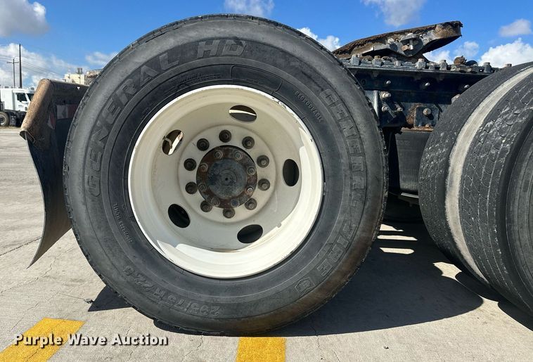 image for item DH1835 2011 International TranStar 8600  semi truck