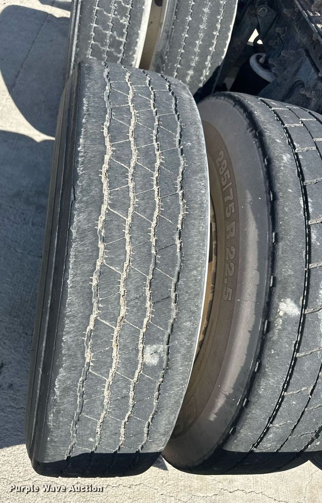 image for item DH1835 2011 International TranStar 8600  semi truck