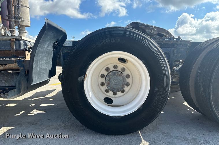 image for item DH1835 2011 International TranStar 8600  semi truck