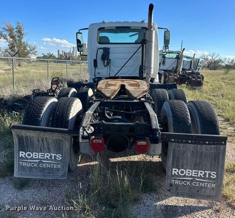 image for item DH1838 2007 International 8600  semi truck