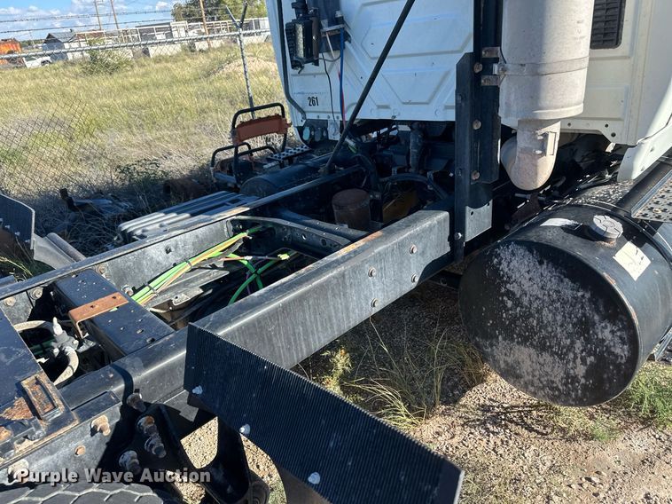 image for item DH1838 2007 International 8600  semi truck