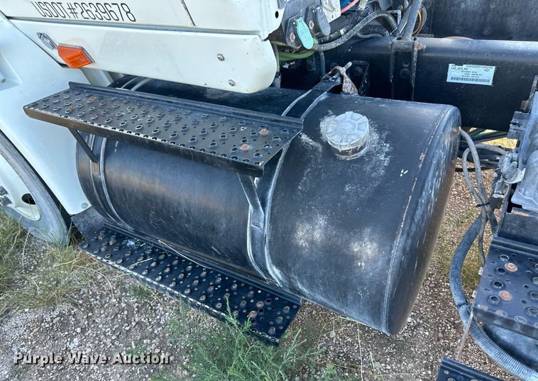 image for item DH1838 2007 International 8600  semi truck