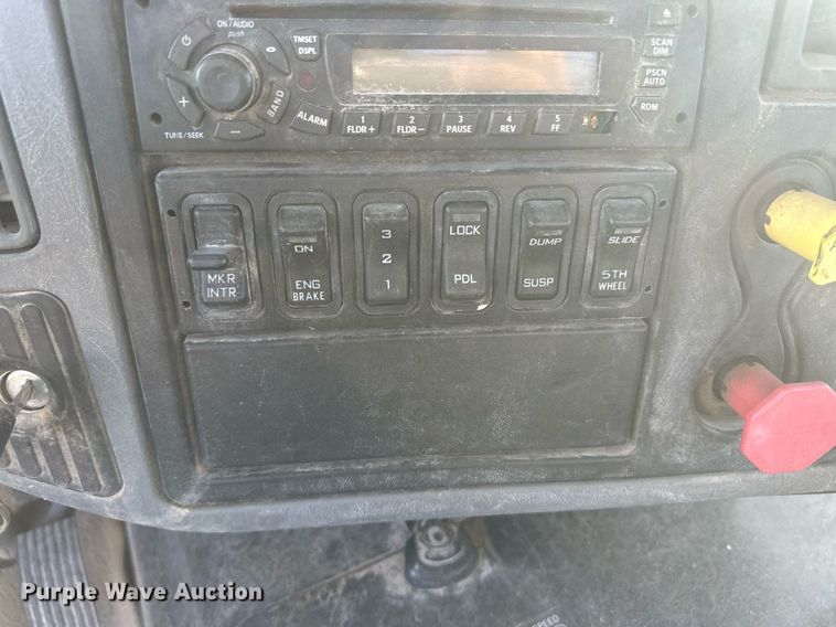 image for item DH1838 2007 International 8600  semi truck