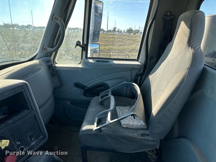 image for item DH1838 2007 International 8600  semi truck