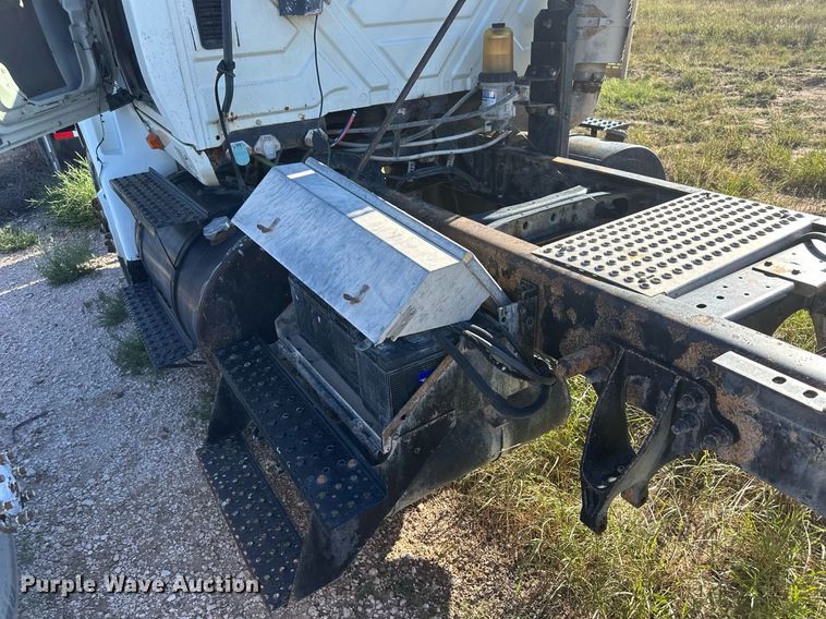 image for item DH1840 2007 International 8600  semi truck