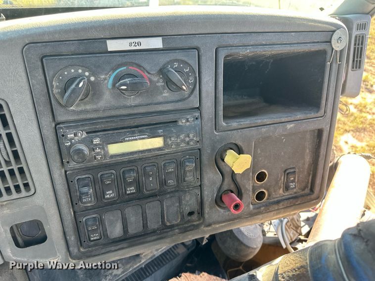 image for item DH1840 2007 International 8600  semi truck