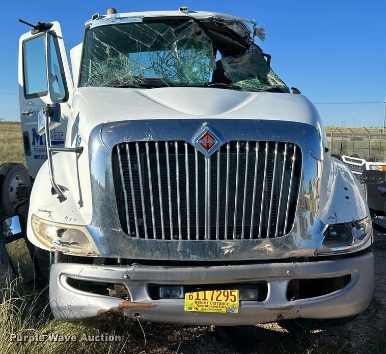 image for item DH1842 2013 International 8600  semi truck