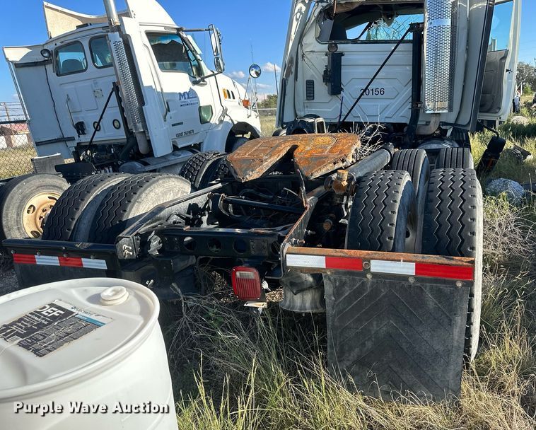 image for item DH1842 2013 International 8600  semi truck