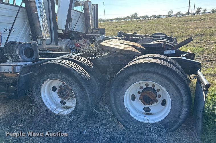 image for item DH1842 2013 International 8600  semi truck