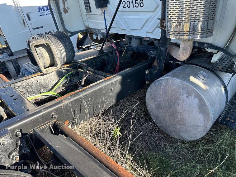 image for item DH1842 2013 International 8600  semi truck