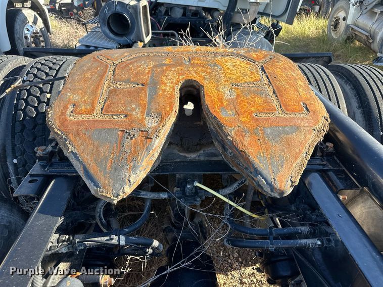 image for item DH1842 2013 International 8600  semi truck