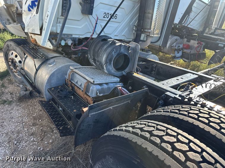 image for item DH1842 2013 International 8600  semi truck