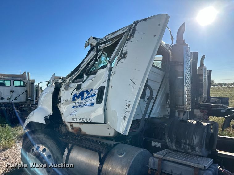 image for item DH1842 2013 International 8600  semi truck