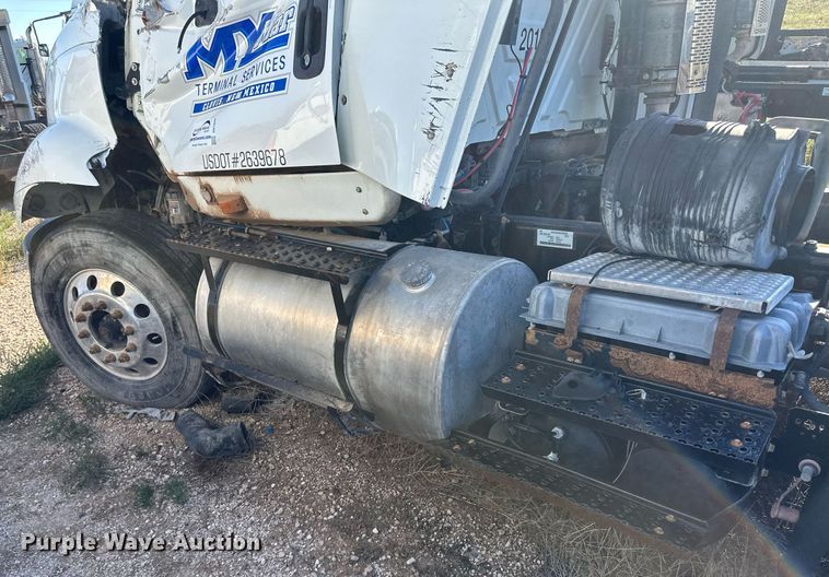 image for item DH1842 2013 International 8600  semi truck