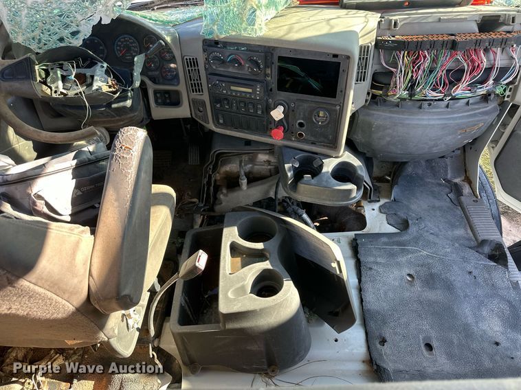 image for item DH1842 2013 International 8600  semi truck