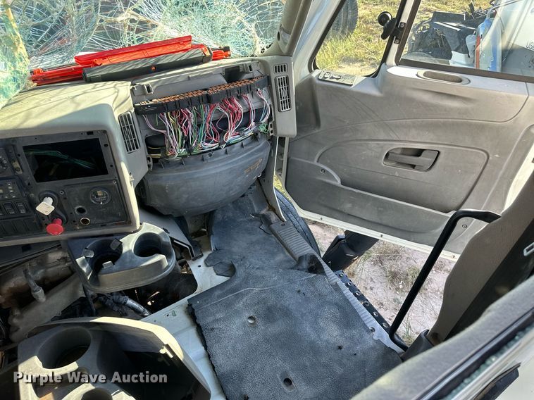 image for item DH1842 2013 International 8600  semi truck