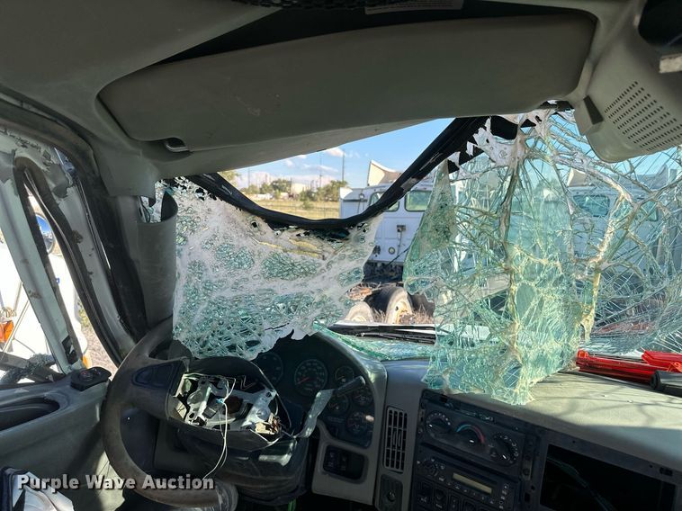 image for item DH1842 2013 International 8600  semi truck