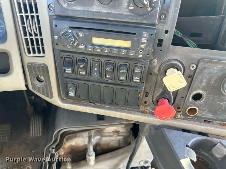 image for item DH1842 2013 International 8600  semi truck