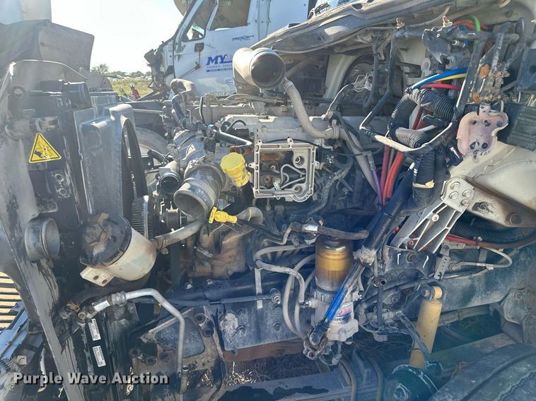 image for item DH1842 2013 International 8600  semi truck