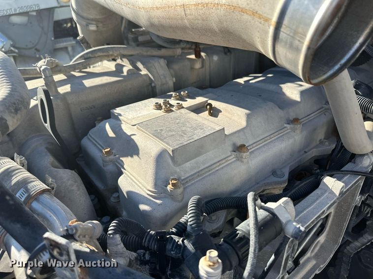 image for item DH1842 2013 International 8600  semi truck