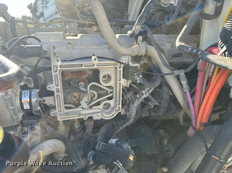 image for item DH1842 2013 International 8600  semi truck