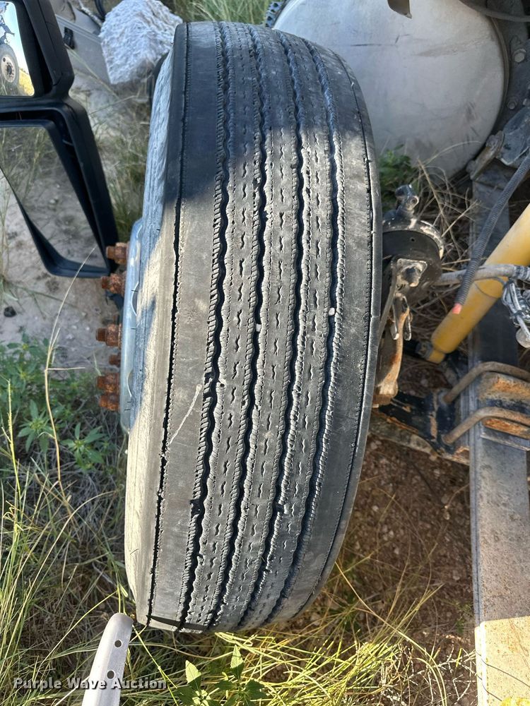 image for item DH1842 2013 International 8600  semi truck