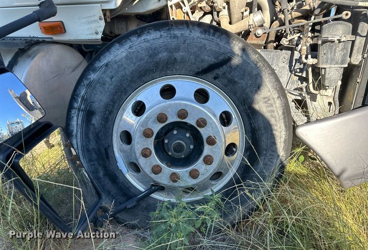 image for item DH1842 2013 International 8600  semi truck