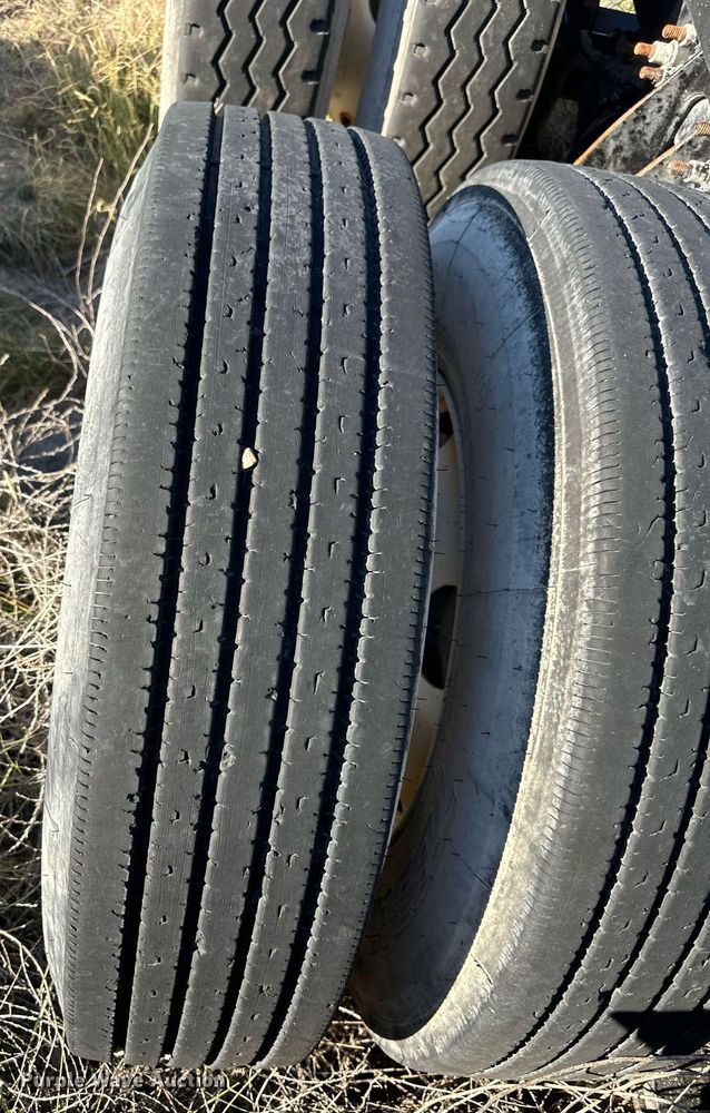 image for item DH1842 2013 International 8600  semi truck