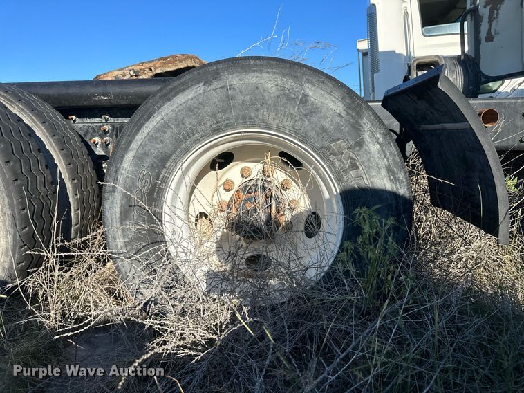 image for item DH1842 2013 International 8600  semi truck