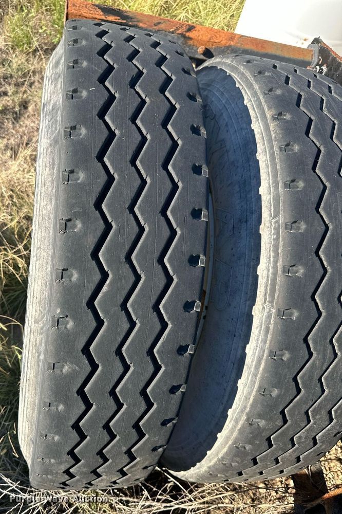 image for item DH1842 2013 International 8600  semi truck