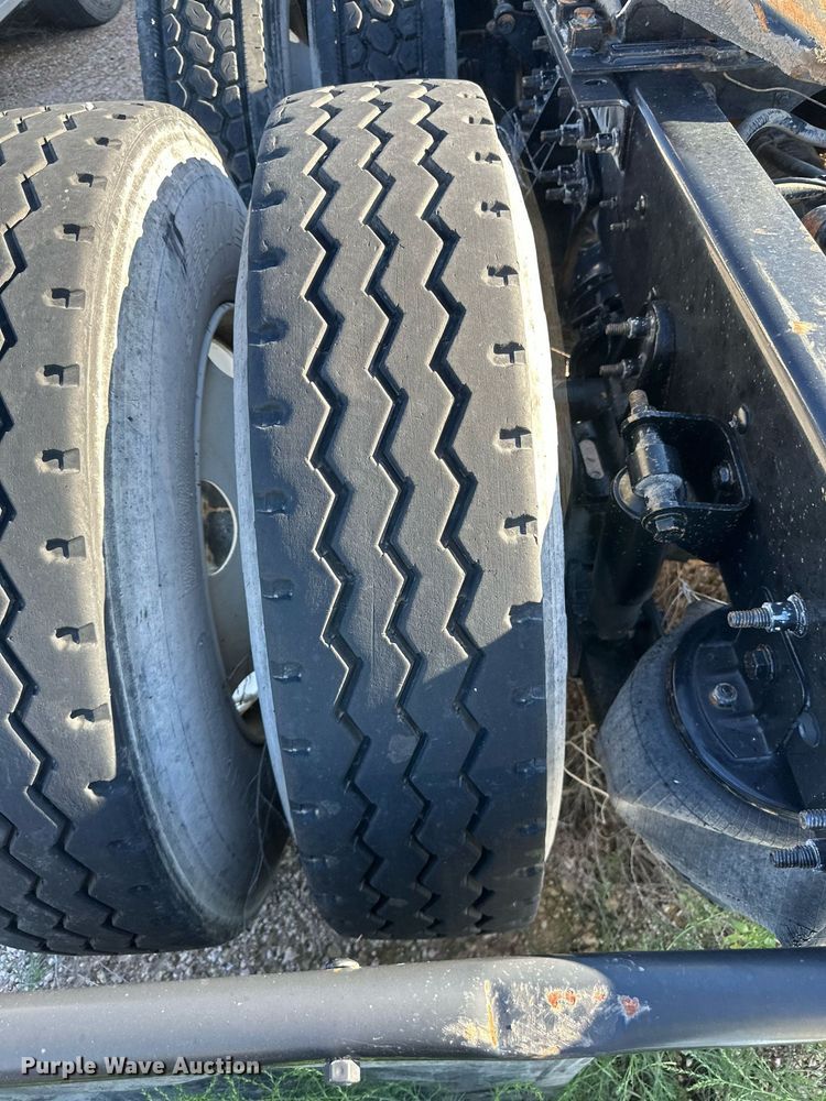 image for item DH1842 2013 International 8600  semi truck