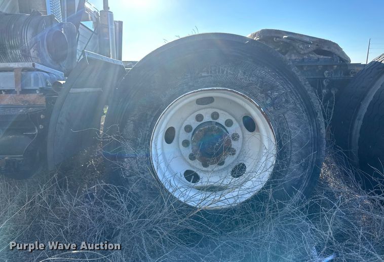 image for item DH1842 2013 International 8600  semi truck