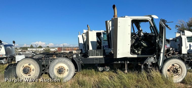 image for item DH1843 2011 International ProStar Plus  semi truck