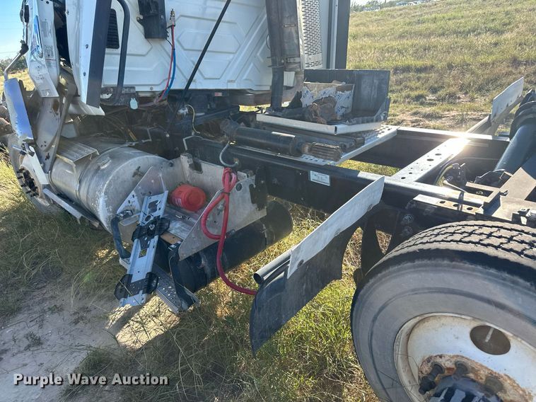 image for item DH1843 2011 International ProStar Plus  semi truck