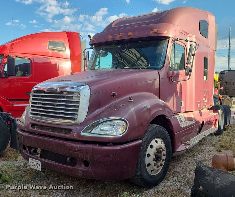 image for item DK4114 2005 Freightliner Columbia  semi truck