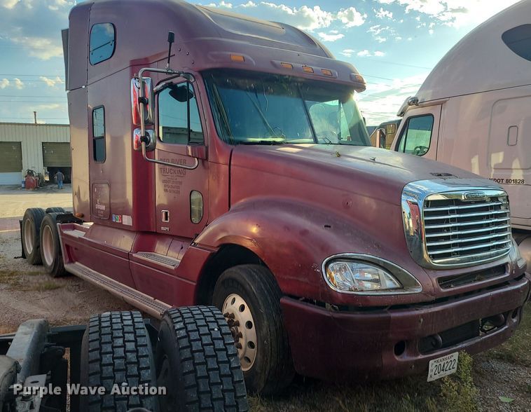 image for item DK4114 2005 Freightliner Columbia  semi truck