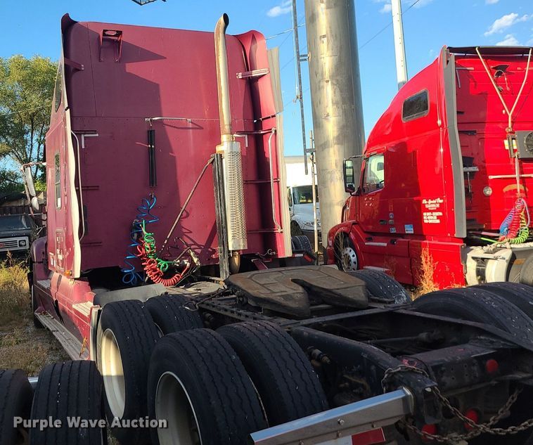 image for item DK4114 2005 Freightliner Columbia  semi truck