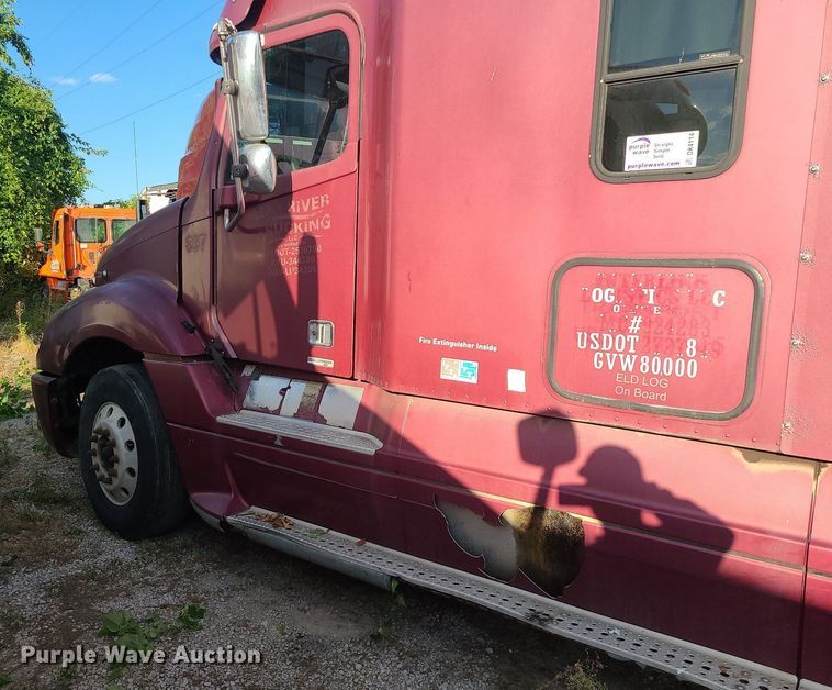 image for item DK4114 2005 Freightliner Columbia  semi truck