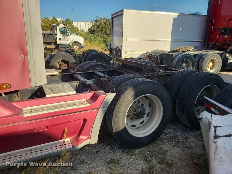 image for item DK4114 2005 Freightliner Columbia  semi truck